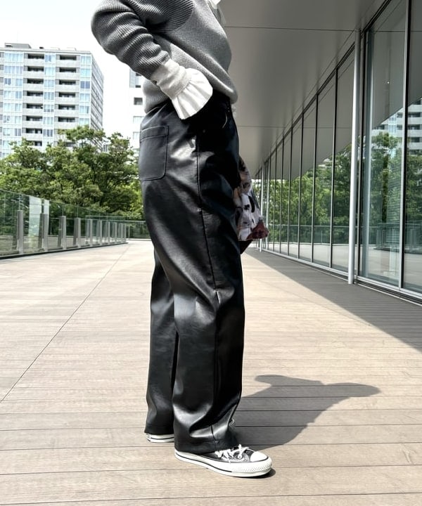 つぼさんの「BEAMS WOMEN｜maturely / フェイクレザー フック イージーパンツ」を使ったコーディネート