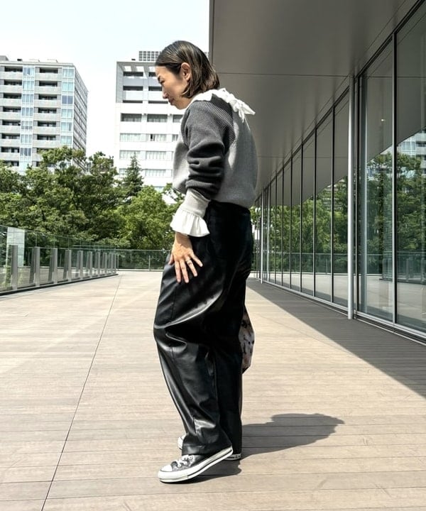 つぼさんの「BEAMS WOMEN｜maturely / フェイクレザー フック イージーパンツ」を使ったコーディネート