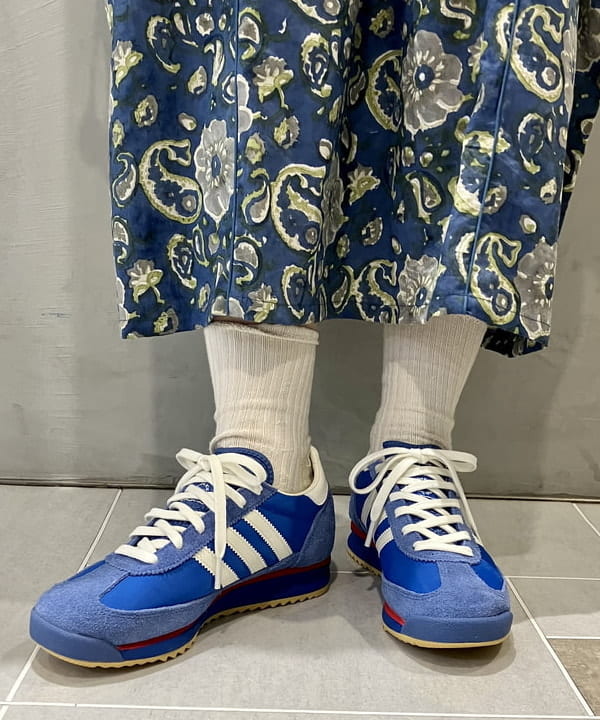 小原 もこさんの「BEAMS WOMEN｜adidas / SL72RS」を使ったコーディネート