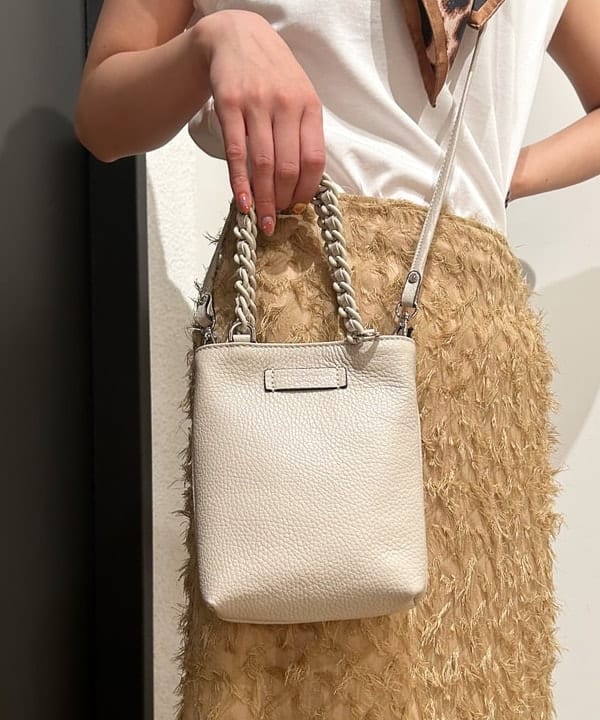 佐藤 亜美さんの「BEAMS WOMEN｜ｍanipuri / レオパード シルクスカーフ LARGE」を使ったコーディネート