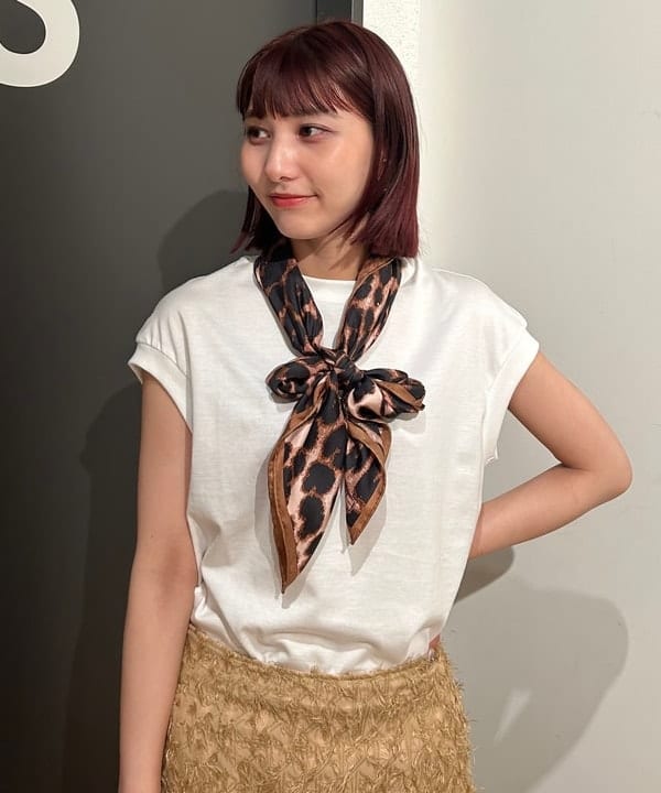 佐藤 亜美さんの「BEAMS WOMEN｜ｍanipuri / レオパード シルクスカーフ LARGE」を使ったコーディネート
