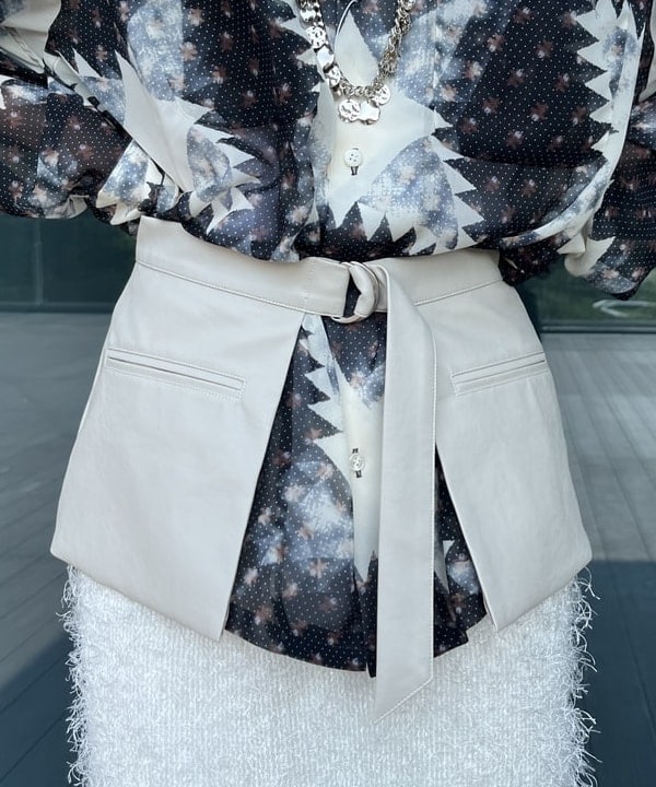 神坂 莉子さんの「BEAMS WOMEN｜フリンジ フェイクレザー ベルト スカート」を使ったコーディネート