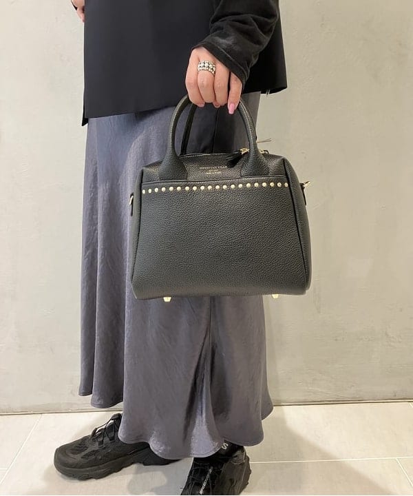 CHIHIROさんの「BEAMS WOMEN｜CHRISTIAN VILLA / 別注 スタッズ ボストンバッグ」を使ったコーディネート