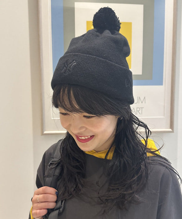 ナガオカ サキさんの「BEAMS WOMEN｜NEW ERA / 別注 ポンポン ワッチキャップ 24AW」を使ったコーディネート