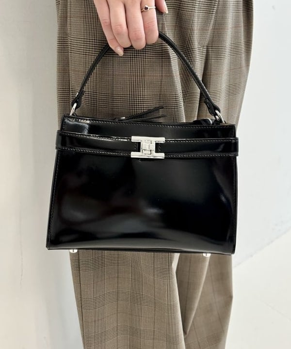 山田 千遥さんの「BEAMS WOMEN｜GIANNI NOTARO / ポリッシュ クロア ハンドバッグ」を使ったコーディネート