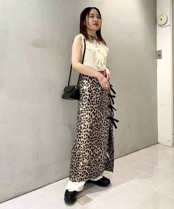 カタヤマ アヤさんの「BEAMS WOMEN｜シアー リブ ラッフル ノースリーブ トップス」を使ったコーディネート