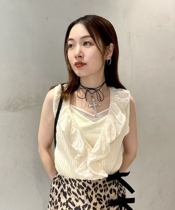 カタヤマ アヤさんの「BEAMS WOMEN｜シアー リブ ラッフル ノースリーブ トップス」を使ったコーディネート