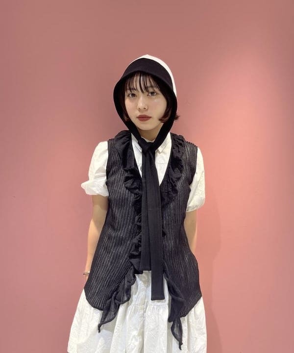 星野 真依さんの「BEAMS WOMEN｜シアー リブ ラッフル ノースリーブ トップス」を使ったコーディネート