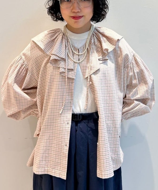 小原 もこさんの「BEAMS WOMEN｜チェック フリルカラー シャツ」を使ったコーディネート