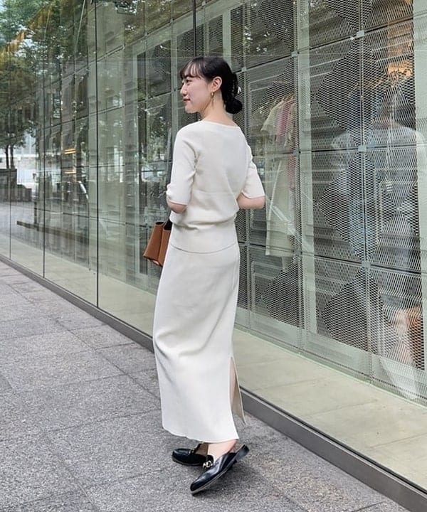 大浦 栞さんの「BEAMS WOMEN｜シンプル ボートネックニット .M」を使ったコーディネート