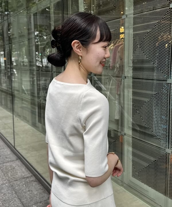 大浦 栞さんの「BEAMS WOMEN｜シンプル ボートネックニット .M」を使ったコーディネート