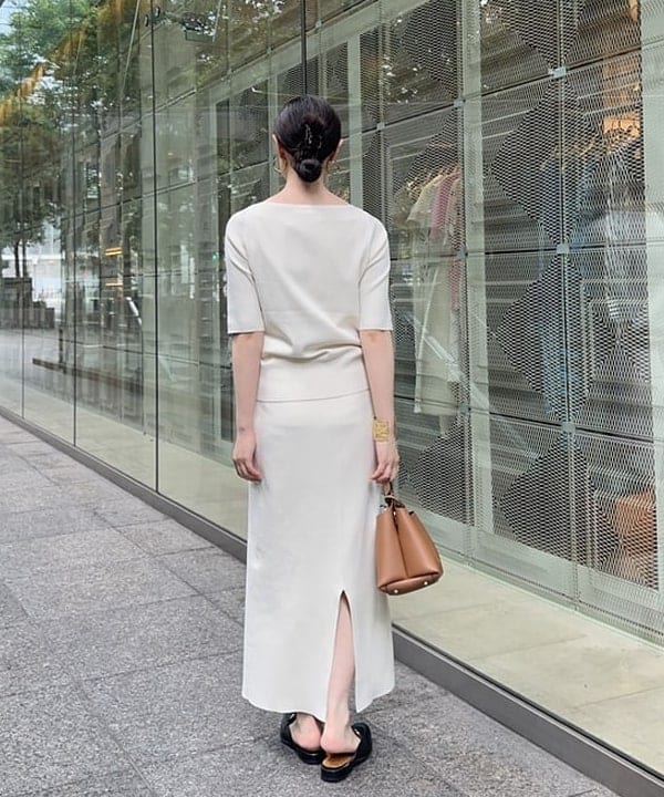 大浦 栞さんの「BEAMS WOMEN｜シンプル ボートネックニット .M」を使ったコーディネート