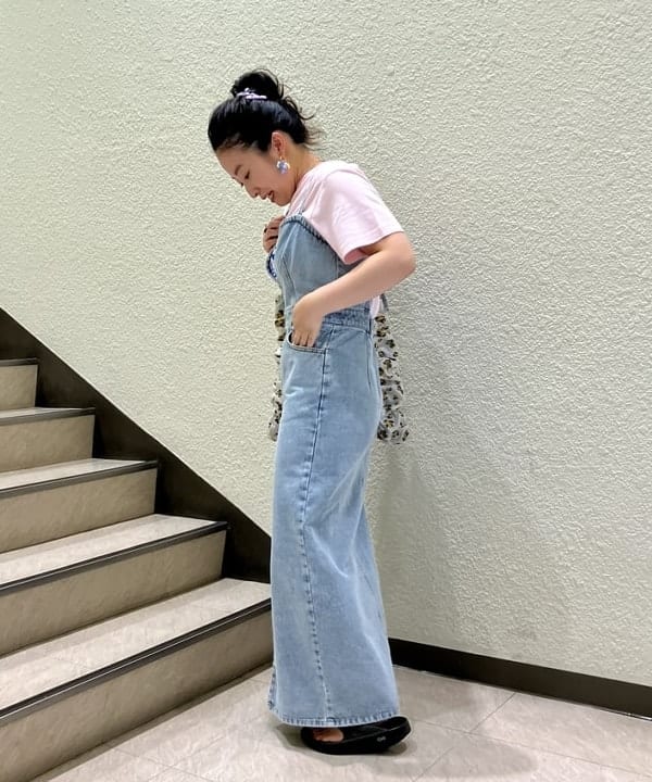 吉田　真実さんの「デニム ジップ キャミ ワンピース」を使ったコーディネート