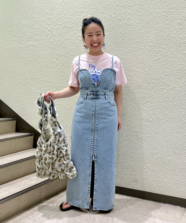 吉田　真実さんの「デニム ジップ キャミ ワンピース」を使ったコーディネート