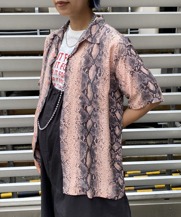 オカモト ミサキさんの「BEAMS WOMEN｜STAR OF HOLLYWOOD / HIGH DENSITY RAYON OPEN SHIRT “SNAKE”」を使ったコーディネート