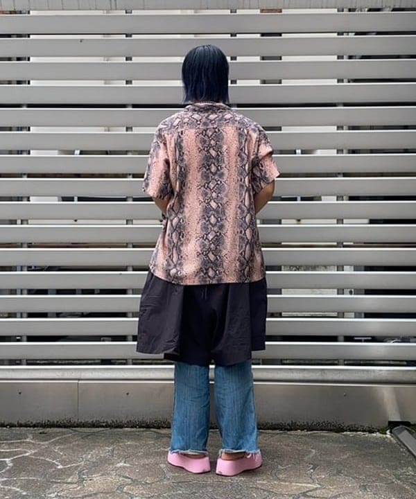 オカモト ミサキさんの「BEAMS WOMEN｜STAR OF HOLLYWOOD / HIGH DENSITY RAYON OPEN SHIRT “SNAKE”」を使ったコーディネート