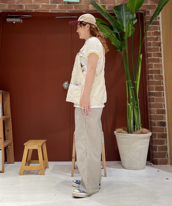 エノモト アミさんの「BEAMS WOMEN｜BEAMS BOY / タイプライター オーバーオール ベスト」を使ったコーディネート