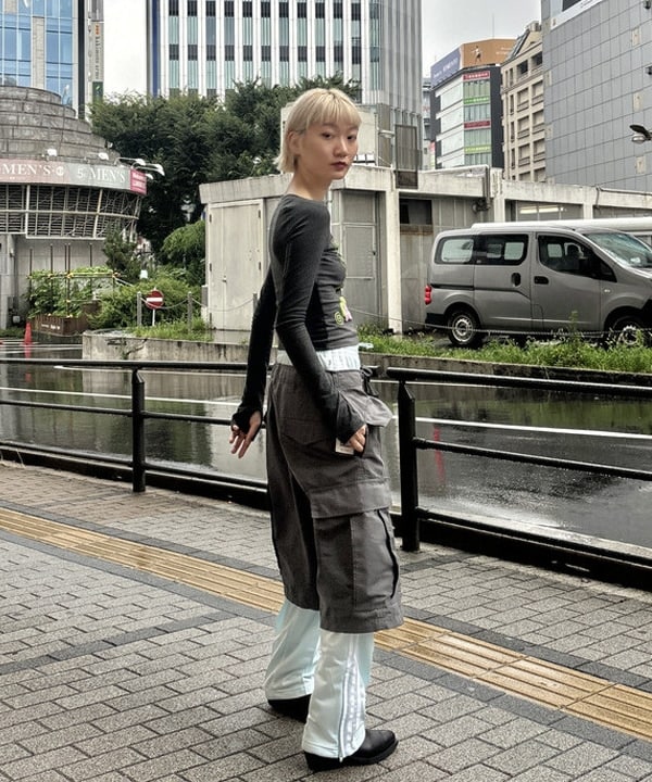 シミズ ネネさんの「BEAMS WOMEN｜BEAMS / ビッグ 6ポケット カーゴ ショーツ」を使ったコーディネート