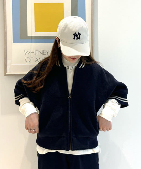 カスタニ モモノさんの「BEAMS WOMEN｜NEW ERA / 別注 930 イージースナップ MLBパッチ キャップ」を使ったコーディネート