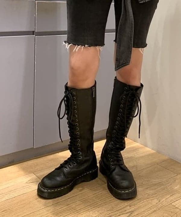 れいなさんの「BEAMS WOMEN｜▲Dr.Martens / 1B60 BEX 20 ホール ブーツ」を使ったコーディネート