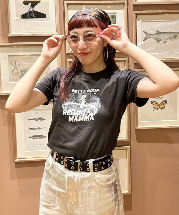 庭野 優紀さんの「箔プリント デニムパンツ」を使ったコーディネート