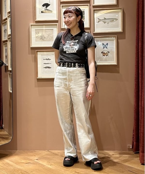 庭野 優紀さんの「箔プリント デニムパンツ」を使ったコーディネート