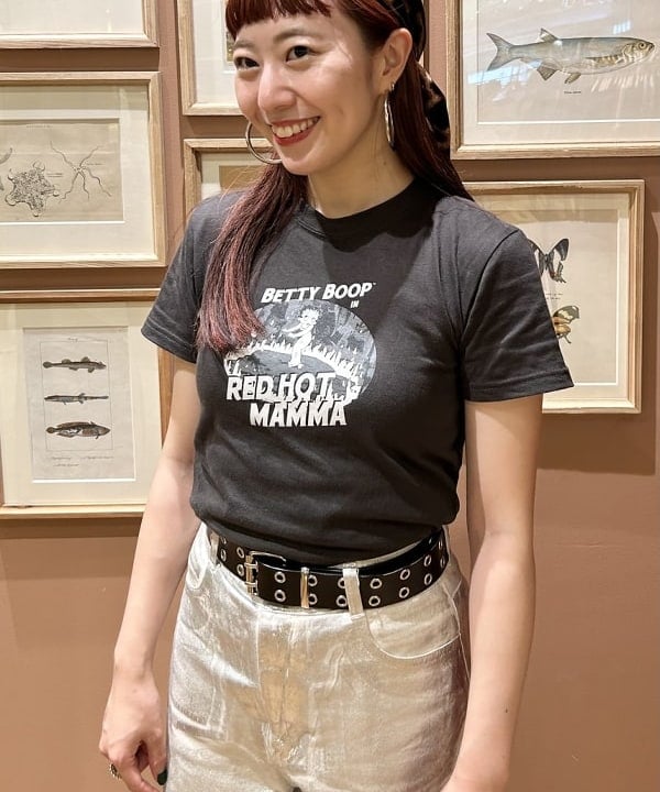 庭野 優紀さんの「箔プリント デニムパンツ」を使ったコーディネート