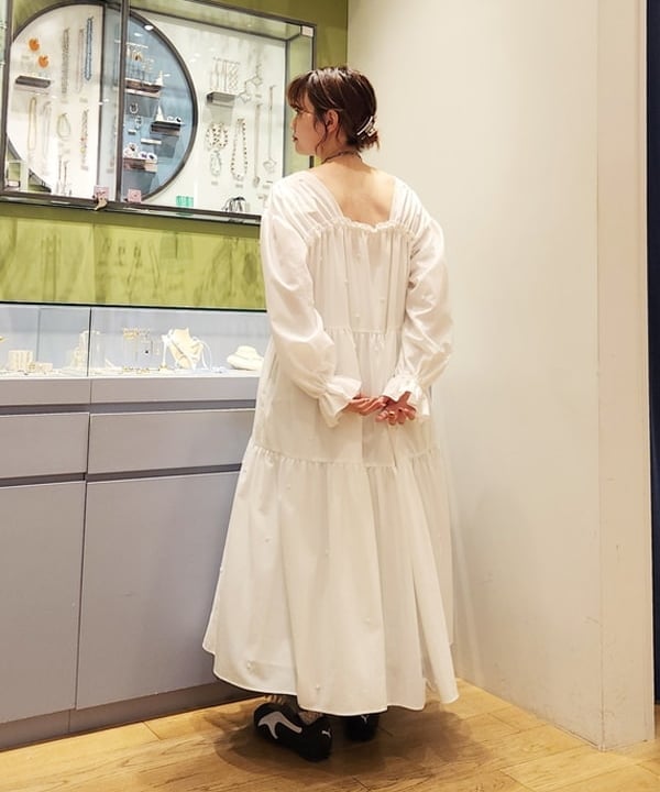 saori KATOさんの「BEAMS WOMEN｜メタル ボール シルクコード ネックレス」を使ったコーディネート