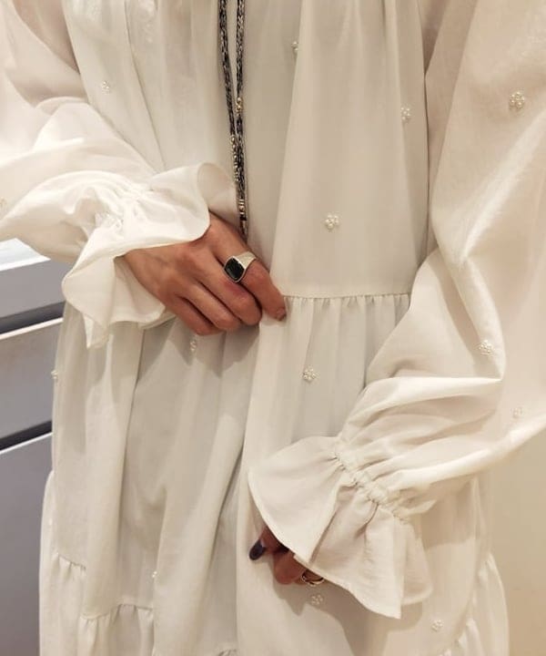 saori KATOさんの「BEAMS WOMEN｜メタル ボール シルクコード ネックレス」を使ったコーディネート