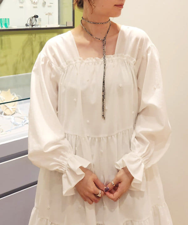 saori KATOさんの「BEAMS WOMEN｜メタル ボール シルクコード ネックレス」を使ったコーディネート