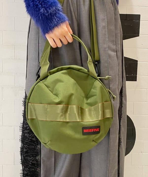 りかちょび/岸本梨佳さんの「BEAMS WOMEN｜BRIEFING &times; BEAMS BOY / 別注 ヘルメット バッグ」を使ったコーディネート