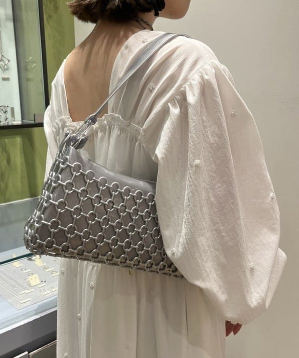 神坂 莉子さんの「BEAMS WOMEN｜メタル ボール シルクコード ネックレス」を使ったコーディネート