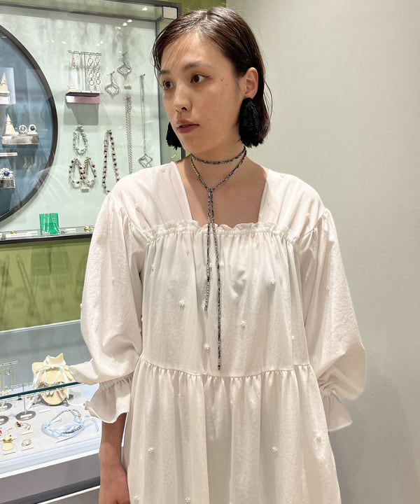 神坂 莉子さんの「BEAMS WOMEN｜メタル ボール シルクコード ネックレス」を使ったコーディネート