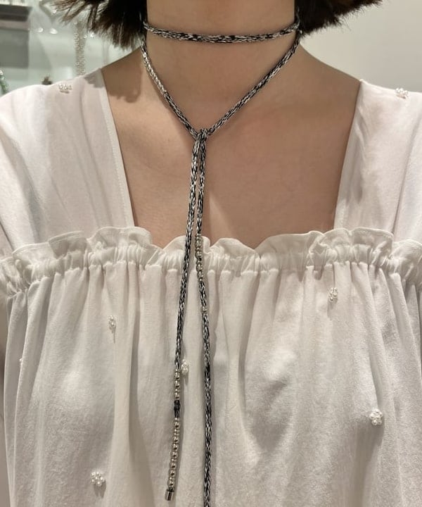 神坂 莉子さんの「BEAMS WOMEN｜メタル ボール シルクコード ネックレス」を使ったコーディネート
