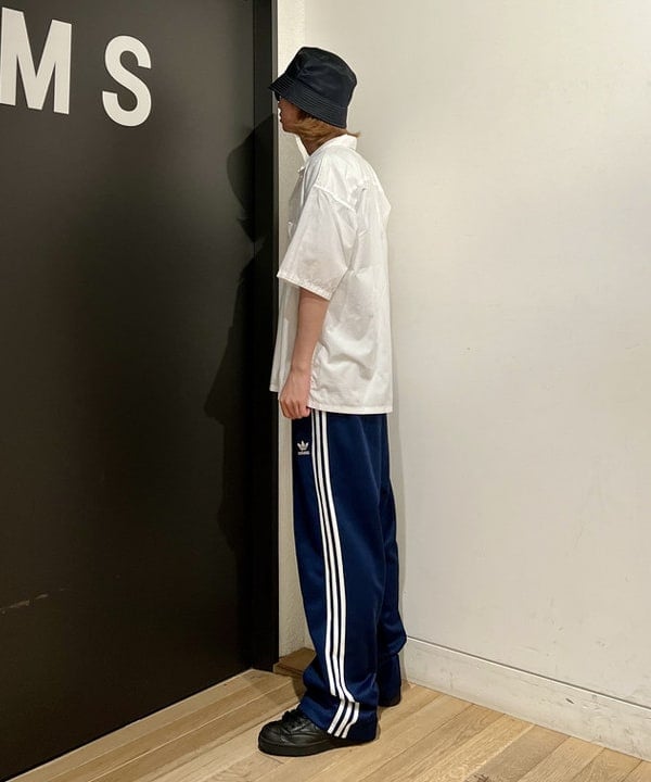 関澤 佑樹さんの「BEAMS WOMEN｜adidas / BAGGY FIT FIREBIRD TRACKPANTS」を使ったコーディネート