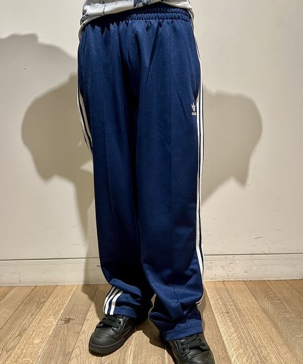 関澤 佑樹さんの「BEAMS WOMEN｜adidas / BAGGY FIT FIREBIRD TRACKPANTS」を使ったコーディネート