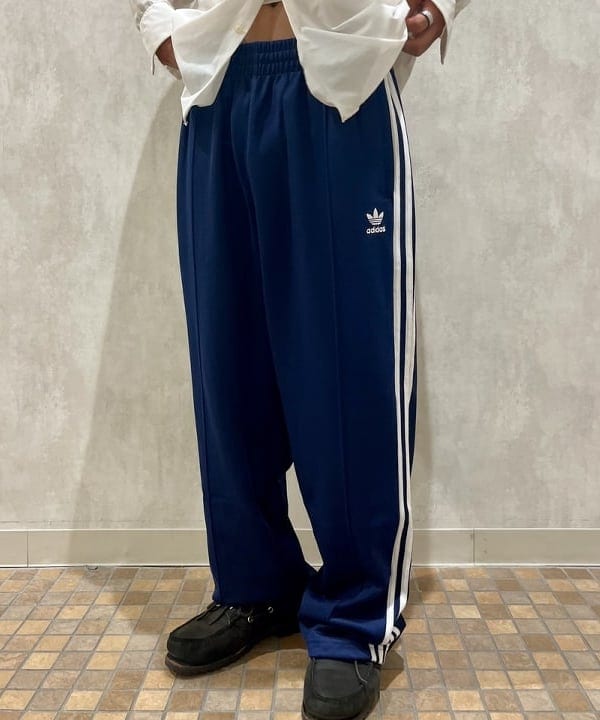 菊田 悠さんの「BEAMS WOMEN｜adidas / BAGGY FIT FIREBIRD TRACKPANTS」を使ったコーディネート