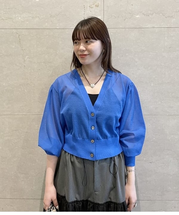 田中 里実さんの「BEAMS WOMEN｜Ray BEAMS / シアー パフスリーブ Vネック カーディガン」を使ったコーディネート