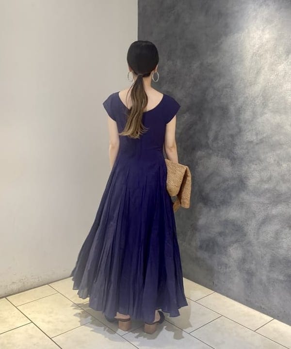 丸山 真菜美さんの「BEAMS WOMEN｜MARIHA × Demi-Luxe BEAMS / 別注 月の夢のドレス ソリッド」を使ったコーディネート