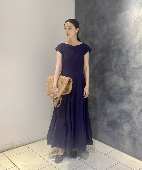 丸山 真菜美さんの「BEAMS WOMEN｜MARIHA × Demi-Luxe BEAMS / 別注 月の夢のドレス ソリッド」を使ったコーディネート