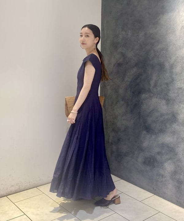 丸山 真菜美さんの「BEAMS WOMEN｜MARIHA × Demi-Luxe BEAMS / 別注 月の夢のドレス ソリッド」を使ったコーディネート