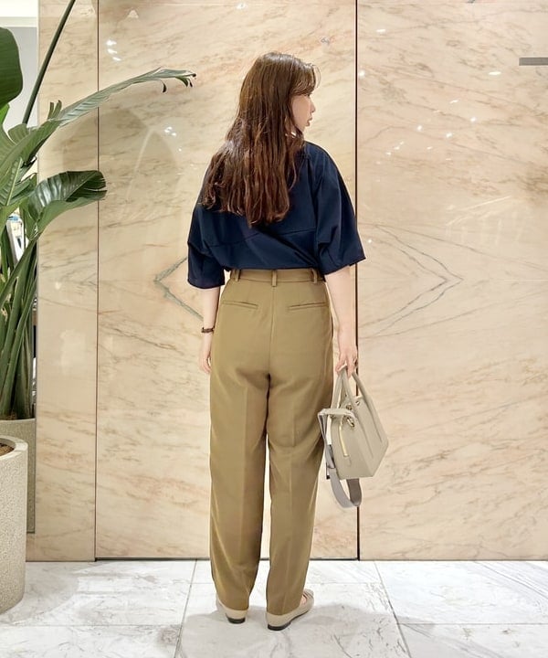 佐藤 美樹さんの「BEAMS WOMEN｜スクエア 型押レザー 腕時計Ⅱ」を使ったコーディネート