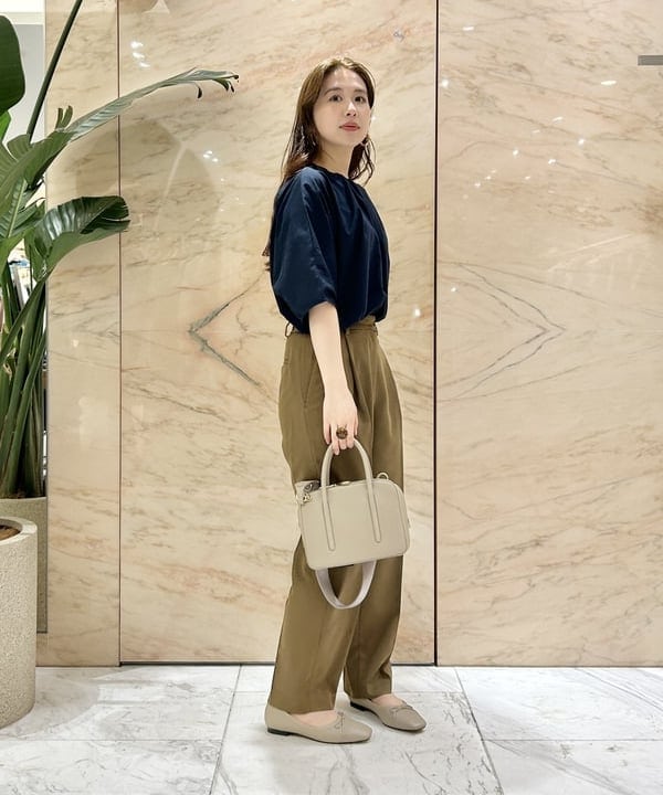 佐藤 美樹さんの「BEAMS WOMEN｜スクエア 型押レザー 腕時計Ⅱ」を使ったコーディネート