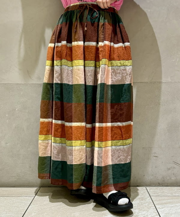 吉野 多恵さんの「BEAMS WOMEN｜MBT / KISUMU CLASSIC」を使ったコーディネート