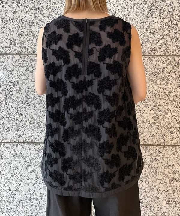 多田 日奈子さんの「BEAMS WOMEN｜CHRISTIAN VILLA / 別注 スタッズ ボストンバッグ」を使ったコーディネート