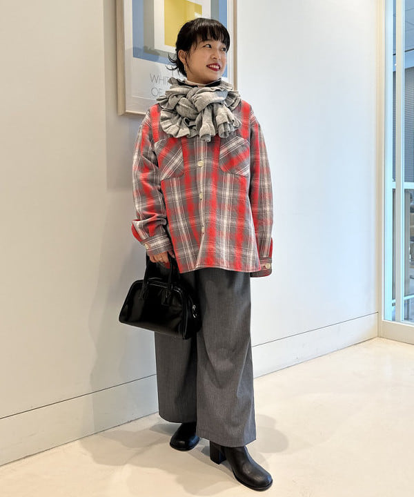ナガオカ サキさんの「BEAMS WOMEN｜フリル マフラー」を使ったコーディネート