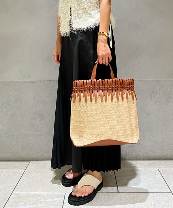 内山 美咲さんの「BEAMS WOMEN｜CAMINANDO × Demi-Luxe BEAMS / 別注 トング サンダル」を使ったコーディネート