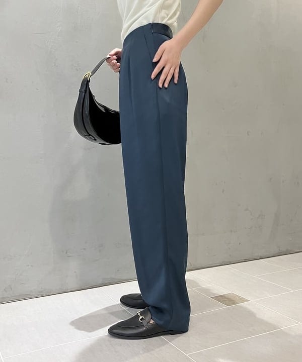 坂本 涼花さんの「BEAMS WOMEN｜AK+1 / サテン タック パンツ」を使ったコーディネート