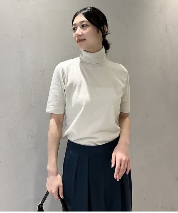 坂本 涼花さんの「BEAMS WOMEN｜AK+1 / サテン タック パンツ」を使ったコーディネート