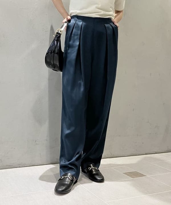 坂本 涼花さんの「BEAMS WOMEN｜AK+1 / サテン タック パンツ」を使ったコーディネート
